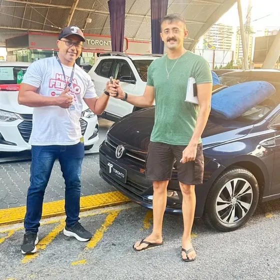 Cliente recebendo as chaves do carro na entrega (foto 7 de 13)
