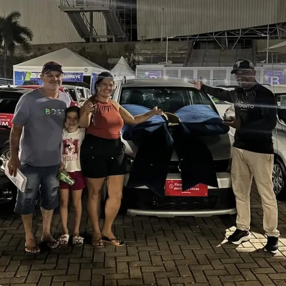 Cliente recebendo as chaves do carro na entrega (foto 8 de 13)